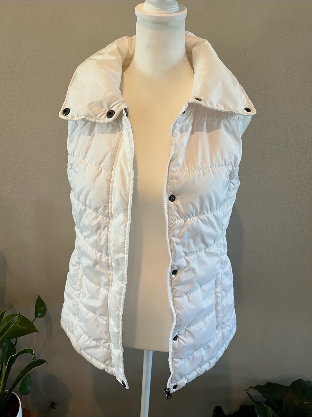 NWOT Arizona Jean Company White Quilted Puffer Vest - Women's